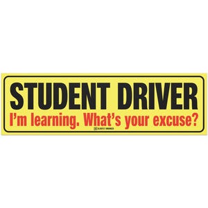 Op de afbeelding: Een rechthoekige gele bumpersticker met zwarte tekst 'STUDENT DRIVER' boven rode tekst 'I'm learning. What's your excuse?'. De sticker heeft een zwarte rand en een klein logo aan de onderkant.