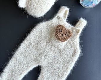 Set Boucle BABY ROMPER, BEANIE und Mini Bär Hand gestrickt 0-3 Monate