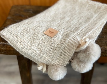 Federleichte Alpaka BABY Autositzdecke Handgestrickt mit Drops Air Yarn und Pom Poms Beige Farbe