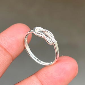 Minimalistische knoopring - 925 sterlingzilveren ring - sierlijke liefdesknoopring - beloftering - knoopring - cadeau voor haar - zilveren sieraden