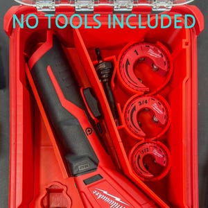 Könnte beinhalten: Rotes Milwaukee M12 Akku-Kupferrohrschneider-Set in einem roten Kunststoffkoffer. Der Koffer enthält den Schneider, Ersatzklingen und Führungsschienen für 2,5 cm, 1,9 cm und 1,3 cm Rohre. Der Text "NO TOOLS INCLUDED" ist sichtbar.