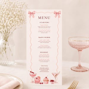 Könnte beinhalten: Eine vertikale Menükarte auf hellrosa Papier mit dunkelrotem Text, zwei rosa Schleifen oben und Illustrationen von Cocktails sowie einem Cupcake unten. Das Menü listet Vorspeisen, Hauptgerichte, Desserts und Getränke in eleganter Typografie.