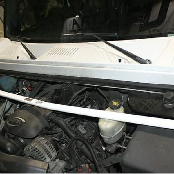 Ultra Racing 2-Point Front Strut Bar for Hummer H2 6.0 2003-2009 (4WD) (UR-TW2-2073)