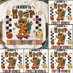 Pode incluir: Camiseta creme com um tigre em um skate, óculos de sol e mochila. O texto diz "I'M READY TO ROAR" e "KINDERGARTEN". Inclui estrelas, uma bola de basquete e uma mochila.