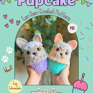 Könnte beinhalten: Ein Cover für ein Häkelmuster mit zwei handgefertigten "Pupcake"-Plüschtieren, die Cupcakes mit Hundegesichtern ähneln. Der Text lautet "Pupcake Low Sew Crochet Pattern" und "Easy Intermediate". Der Hintergrund ist türkis mit dekorativen Elementen.