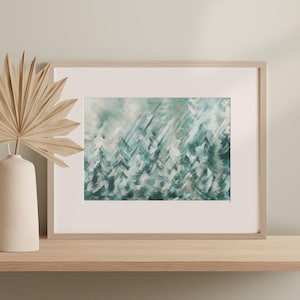 Stampa artistica della foresta invernale – Dipinto astratto di un pino innevato in verde freddo e bianco – Decorazione murale naturale per uno stile di casa moderno o nordico