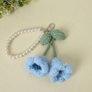 Gehaakte tasbedel lelietje-van-dalen, handgeweven bloem sleutelhanger, schattige bloem parelketting tasaccessoire, gehaakte tasbedel, bloemensleutelkoord