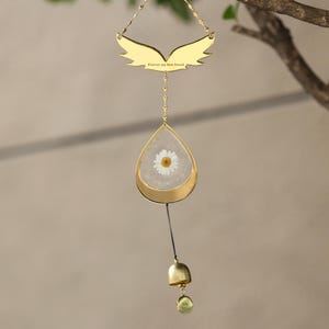 以下が含まれることがあります： 金色の風鈴。 涙の形をしたフレームの中にデイジーが閉じ込められています。 風鈴の上部には「Forever my best friend」と書かれた翼の形があります。 下には小さなベルがぶら下がっています。