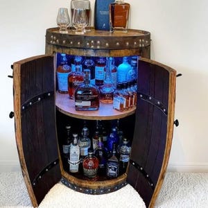 LED照明付き素朴な樽型ミニバーキャビネット - ヴィンテージウイスキー収納キャビネット