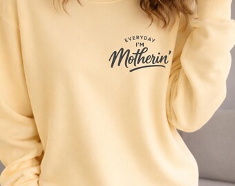 Everyday I'm Motherin' Comfort Colors-shirt, shirt Mom Life, moederschapssweater, cadeau nieuwe moeder, T-shirt met minimale zakprint