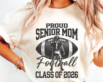 Senior 2026 Mom Football Shirt, Senior Night Shirt, Klasse von 2026 Mom T-Shirt, Football Mom Benutzerdefinierter Name Geschenk, Comfort Farben Sweatshirt