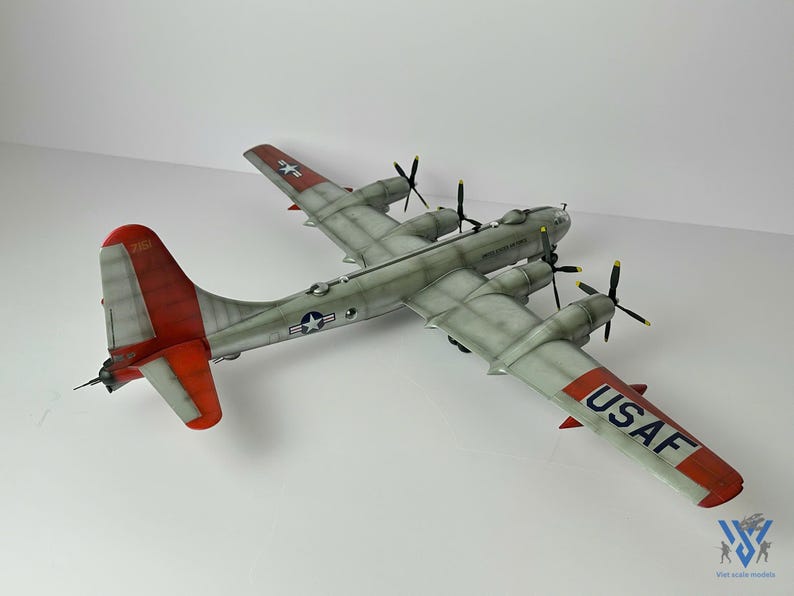 Pu&ograve; includere: Modello dettagliato di un bombardiere B-29 Superfortress. Il modello &egrave; dipinto in tonalit&agrave; di grigio con accenti rossi e bianchi sulla coda e sulle ali. Le ali presentano la scritta "USAF" in blu. Ha quattro eliche.