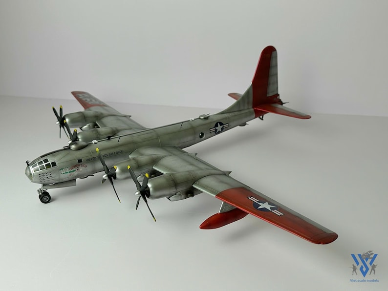 Pu&ograve; includere: Modello dettagliato di un bombardiere B-29 Superfortress. L'aereo &egrave; principalmente argentato con accenti rossi sulla coda e sulle estremit&agrave; alari. Presenta quattro motori a elica e contrassegni dell'US Air Force.