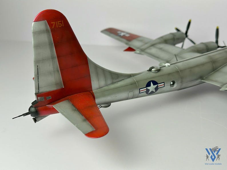 Pu&ograve; includere: Modello dettagliato di aereo con fusoliera argentata e coda rossa. La coda presenta il numero "7151" in bianco. Le ali hanno eliche e l'insegna a stella dell'US Air Force. Il modello &egrave; un aereo d'epoca.