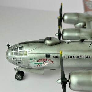 Pu&ograve; includere: Modello dettagliato di un bombardiere B-29 Superfortress argentato della United States Air Force. Il modello presenta quattro eliche, motori dettagliati e la scritta "Caribbean Queen" con una grafica pin-up sul lato. Il modello ha un abitacolo e un carrello d'atterraggio dettagliati.