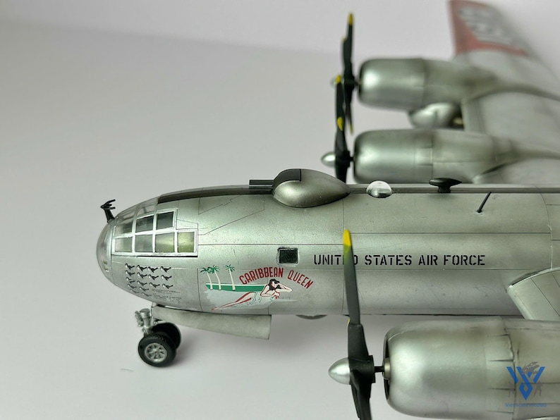 Pu&ograve; includere: Modello dettagliato di un bombardiere B-29 Superfortress argentato della United States Air Force. Il modello presenta quattro eliche, motori dettagliati e la scritta "Caribbean Queen" con una grafica pin-up sul lato. Il modello ha un abitacolo e un carrello d'atterraggio dettagliati.