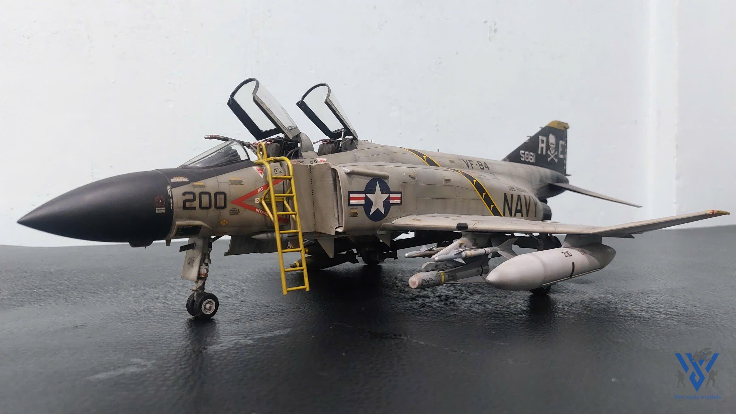 Pro-built 1/32 F-4J Phantom II VF-84 Jolly Rogers - Large Scale