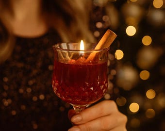 Vela navideña de vino – Frutos rojos especiados, canela y clavo, cera de soja, vaso rojo