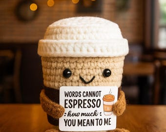 Peluche de taza de café a crochet: Juguete de café expreso amigurumi con letrero de juego de palabras