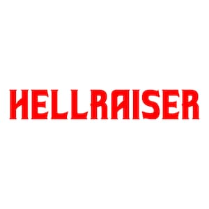 Op de afbeelding: Het woord "HELLRAISER" in vette, rode letters is gecentreerd op een witte achtergrond. Het lettertype is gestileerd met een licht gebogen, gotische uitstraling, waardoor het een klassieke horrorfilm-esthetiek krijgt.