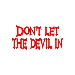 Könnte beinhalten: Weißer Hintergrund mit dem roten Text "DON'T LET THE DEVIL IN" in einer gotischen Schriftart. Der Text ist zentriert und nimmt den größten Teil des Bildes ein.