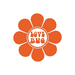 Puede incluir: Flor naranja con diez pétalos y un círculo blanco en el centro con el texto "LOVE BUG" en una fuente retro.