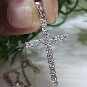 Pendentif croix en moissanite : or blanc 10 carats, taille ronde VVS1, 0,40 carat