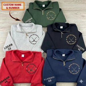 Peut inclure: Un ensemble de trois bocaux en céramique avec couvercles. Les bocaux sont blancs avec un motif floral bleu. Le plus grand mesure 20 cm de haut, le moyen 18 cm et le plus petit 15 cm.