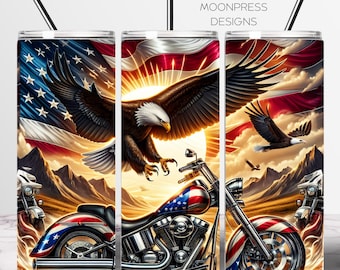 Op de afbeelding: Set van drie roestvrijstalen bekers met een patriottisch ontwerp. Elke beker toont een Amerikaanse vlag, een Amerikaanse zeearend en een motorfiets, alles tegen een zonsondergang. De bekers bevatten zwarte rietjes.