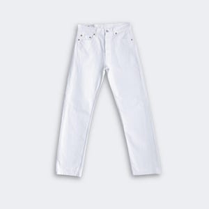 Könnte beinhalten: Eine einfarbige weiße Jeanshose mit hohem Bund, Knopfleiste, fünf Taschen und silberfarbenen Metallnieten an den Ecken der Vordertaschen. Die Jeans hat einen geradlinigen Schnitt und eine schlichte, saubere Verarbeitung.
