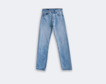 Vintage Levis 501 W28 L32 (measured 27x31) Unisex Fit, Light Wash 