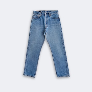 Könnte beinhalten: Rustikales Holzschild mit dem Text "Welcome to our home" in weißer Schrift. Das Schild hat eine Used-Optik und ein schlichtes, einladendes Design, ideal für die Eingangsbereichsdekoration.