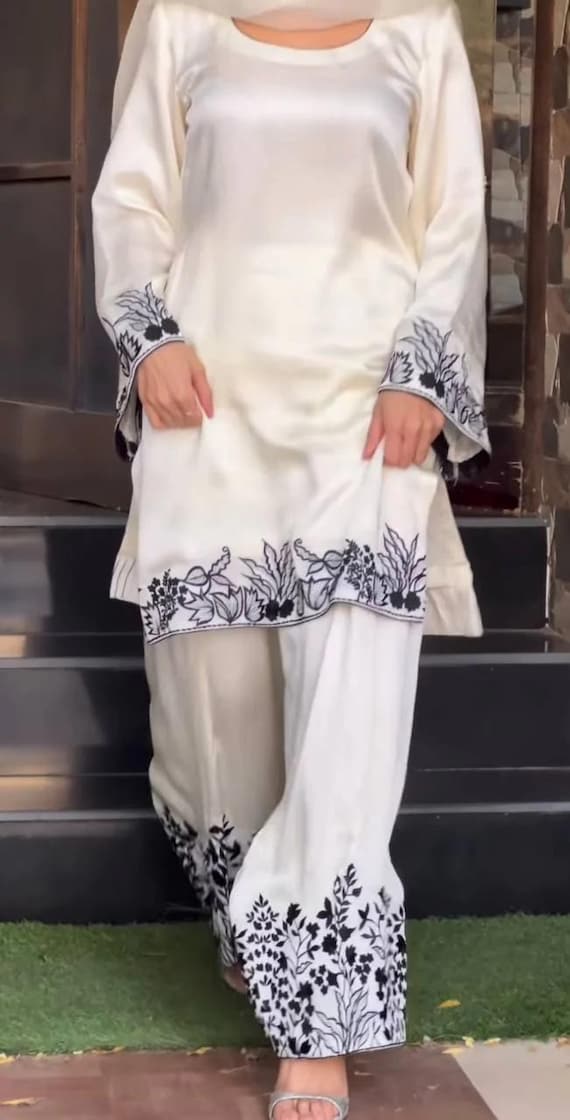 Embroidered Crepe Silk Farshi Salwar Suit: Pakistani Partywear with Organza Dupatta