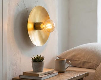 Aplique de pared de disco de latón hecho a mano / Iluminación moderna de mediados de siglo