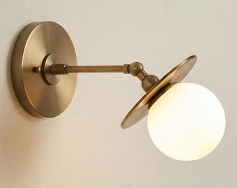 Aplique de pared de latón con forma de globo / Iluminación ajustable moderna de mediados de siglo