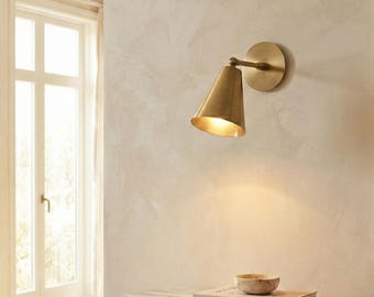 Aplique de pared cónico de latón crudo moderno de mediados de siglo / Iluminación de estilo italiano