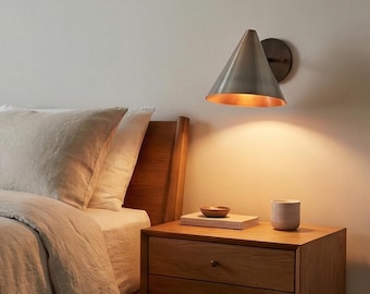 Aplique de pared de cono de latón / Iluminación minimalista moderna de mediados de siglo