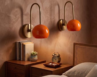 Aplique de pared con globo de cristal naranja hecho a mano / Lámpara de latón de estilo moderno de mediados de siglo