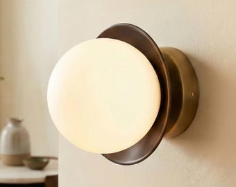 Aplique de pared de latón envejecido con forma de globo / Montaje empotrado moderno de mediados de siglo