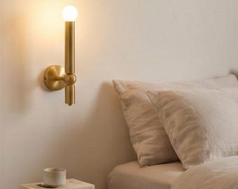 Aplique de pared vintage de latón con pantalla de vidrio acanalado, iluminación de estilo rústico