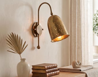Aplique de pared vintage de latón con pantalla acampanada perforada / Lámpara de pared hecha a mano / Lámpara de lectura de estilo moderno de mediados de siglo / Iluminación decorativa para mesita de noche