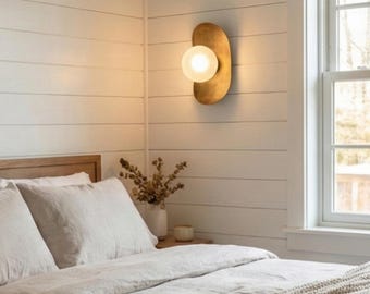 Aplique de pared de latón con forma de globo / Iluminación de baño moderna de mediados de siglo