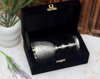 Cáliz de latón grabado artesanalmente / Copa de comunión medieval