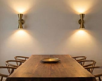 Aplique de pared moderno de latón con forma de reloj de arena, mediados de siglo