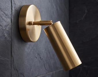 Foco ajustable de latón / Lámpara de pared de latón envejecido de mediados de siglo