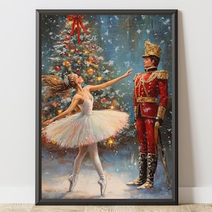 Puede incluir: Obra de arte enmarcada que representa una escena de ballet de El Cascanueces. Una bailarina con tutú blanco baila cerca de un árbol de Navidad, mientras que un soldado con uniforme rojo está cerca. La obra tiene un tema invernal y festivo.