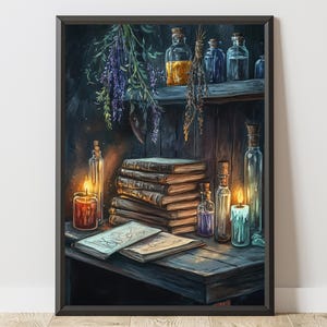 Puede incluir: Una impresión enmarcada que representa una escena mística. Presenta una mesa de madera con libros apilados, diarios abiertos y botellas de vidrio con tapones de corcho. Velas encendidas y hierbas secas colgantes contribuyen al ambiente. La paleta de colores es oscura con tonos cálidos.
