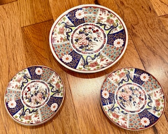 Juego de platos decorativos vintage Imari Ware de Japón – Juego de 3 platos de porcelana – Platos decorativos florales japoneses – Decoración asiática en azul, rojo y dorado
