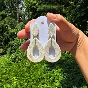 Marbled Clay Statement Earrings – Lightweight Drop Earrings – Elegant Green White Polymer Jewelry – Handmade by Véaria