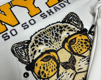 Conjunto de sudadera con capucha y pantalones cortos de felpa: Sudadera con capucha y pantalones con parches y tachuelas, ropa con temática moderna.